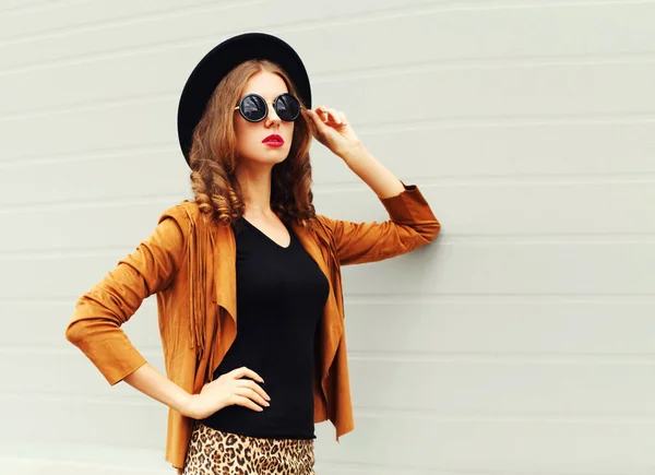 Retrato Una Hermosa Mujer Joven Elegante Con Sombrero Redondo Negro —  Fotos de Stock