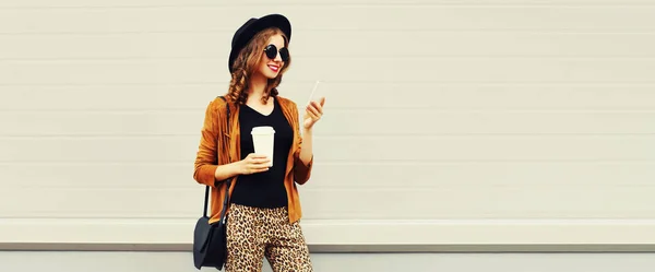 Retrato Mujer Joven Sonriente Feliz Elegante Con Teléfono Inteligente Sobre Imagen De Stock