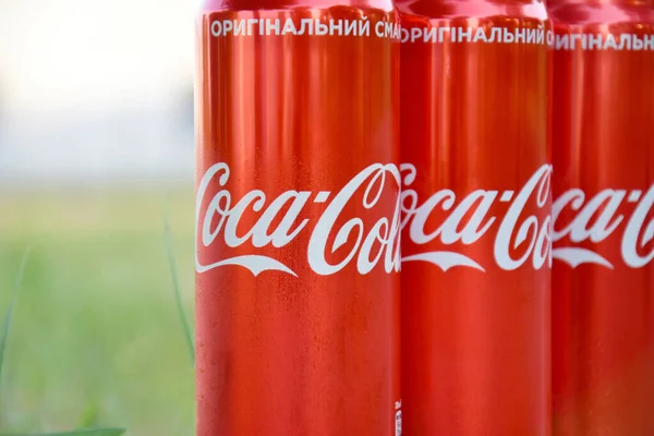 Kharkiv Ucrania Agosto 2021 Muchas Latas Soda Coca Cola Con — Foto de Stock