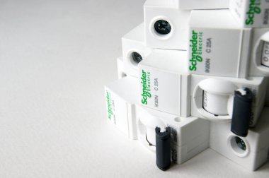 KHARKOV, UKRAINE - 08 Ekim 2020: Schneider elektrik şalterleri beyaz arkaplanda. Schneider Electric bir Fransız elektrik mühendisliği şirketidir, endüstriyel işletmelerin elektrik alt kompleksleri, sivil ve ikamet sahipleri için ekipman üreticisidir.