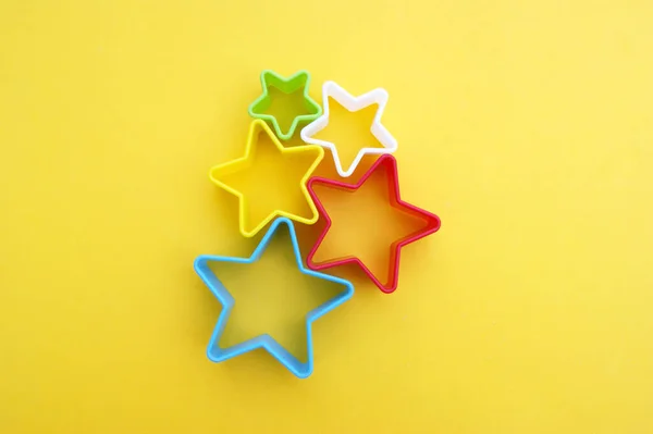 Moldes Plástico Varios Colores Para Hacer Galletas Forma Estrella Sobre — Foto de Stock