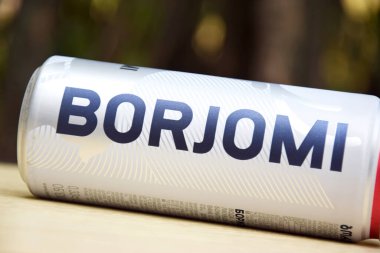 KHARKIV, UKRAINE - 23 Ekim 2021: Açık havada Gürcistan maden suyu konservesi. Borjomi Güney Georgia 'da üretilen en popüler maden suyudur..