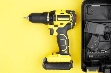 Sarı arka planda sarı-siyah tornavida..