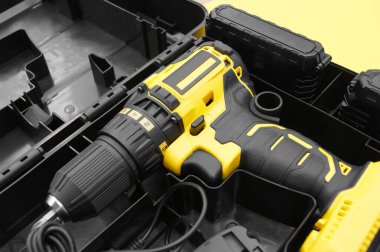 Sarı arka planda sarı-siyah tornavida..