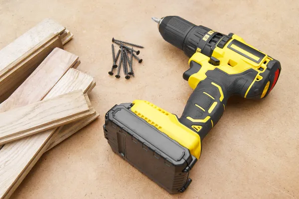 Destornillador Amarillo Negro Sobre Fondo Madera Tornillos Tableros Parquet — Foto de Stock