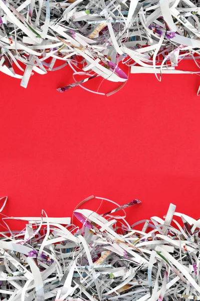 Kırmızı Arka Planda Parçalanmış Kağıt Seçici Odak Resmi — Stok fotoğraf