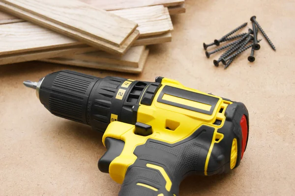 Destornillador Amarillo Negro Sobre Fondo Madera Tornillos Tableros Parquet — Foto de Stock