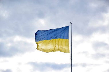 Ukrayna 'nın büyük ulusal bayrağı mavi gökyüzünde dalgalanıyor. Kharkiv şehrinde büyük sarı Ukrayna eyalet bayrağı. Bağımsızlık, bayrak, Anayasa Günü, Ulusal Tatil, metin alanı.