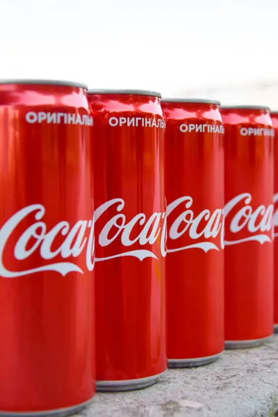 Kharkiv Ucrania Agosto 2021 Muchas Latas Soda Coca Cola Con — Foto de Stock