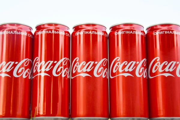 Kharkiv Ucrania Agosto 2021 Muchas Latas Soda Coca Cola Con — Foto de Stock