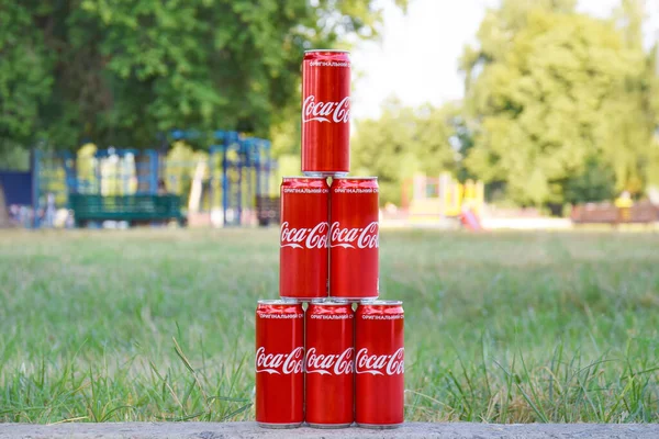 Kharkiv Ucrania Agosto 2021 Muchas Latas Soda Coca Cola Con — Foto de Stock