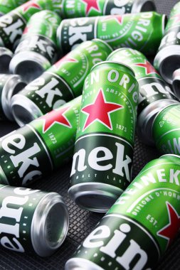 KHARKIV, UKRAINE - 1 Ağustos 2021: Birçok Heineken alkollü birası gri arka planda yatar. Heineken, Hollanda 'nın en büyük ve dünyanın en büyük ikinci bira şirketidir..