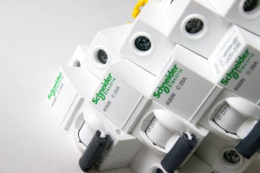 KHARKOV, UKRAINE - 08 Ekim 2020: Schneider elektrik şalterleri beyaz arkaplanda. Schneider Electric bir Fransız elektrik mühendisliği şirketidir, endüstriyel işletmelerin elektrik alt kompleksleri, sivil ve ikamet sahipleri için ekipman üreticisidir.