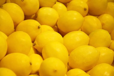 Tezgahta bir sürü limon var. Taze ve sağlıklı yiyecekler..