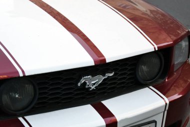 KHARKIV, UKRAINE - 6 Ekim 2021: MUSTANG araba amblemi ve araba radyatöründe marka logosu.