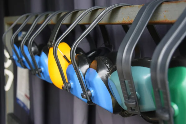 Muitos Fones Ouvido Esportivos Pendurados Cabide Alcance Protecção Auricular — Fotografia de Stock