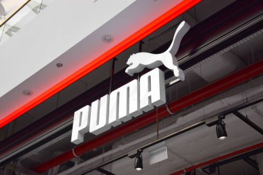 KHARKIV, UKRAINE - 6 Ekim 2021: Ukrayna 'da Puma dükkanı, bir dükkanın önünde logo işareti. Moda ve giysi mağazası zinciri, modern ve şık kıyafetler..