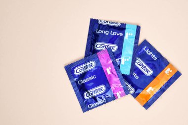 KHARKIV, UKRAINE - 16 Ekim 2021: Fildişi arka planda Contex prezervatifi. Contex, Reckitt Benckiser 'a ait bir prezervatif markasıdır. Cinsel koruma kavramı.