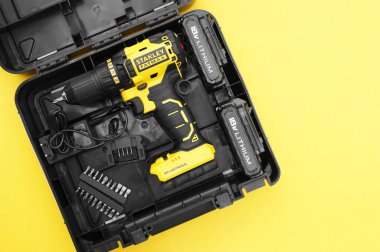 KHARKIV, UKRAINE - 14 Haziran 2020: Stanley 'nin sarı arka planda bulunan yeni kablosuz tornavida.