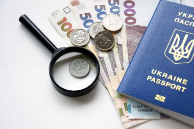 500 ve 1000 'lik banknotlar halinde yeni banknotlar. Ukrayna pasaportlu. Ukrayna parası. İş konsepti. Hryvnia ile arkaplan.