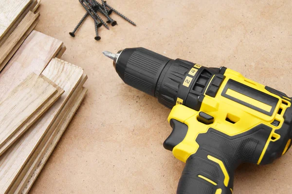 Destornillador Amarillo Negro Sobre Fondo Madera Tornillos Tableros Parquet — Foto de Stock