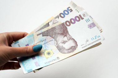 500 ve 1000 Hryvnia 'lık banknotlarla yeni banknotların ellerinde. Ukrayna parası. İş konsepti.