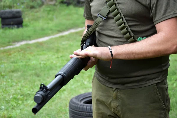 Young Guy Trained Combat Shooting Shotgun Long Shotgun Pump Action — Stock Photo, Image