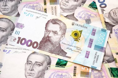 500 ve 1000 Hryvnia değerindeki yeni banknotlar. Ukrayna parası. İş konsepti.