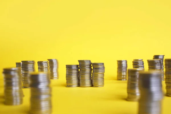 周りのコインと魚の形で黄色の貯金箱 貯蓄概念 — ストック写真