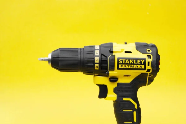Kharkiv Ukraine Juni 2020 Stanleys Neuer Akkuschrauber Auf Gelbem Hintergrund — Stockfoto
