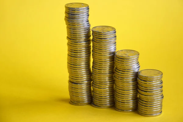 黄色の背景にコインのいくつかの列 収益成長 経済などの概念 — ストック写真