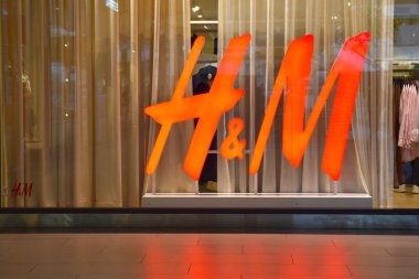 Kharkiv, Ukrayna - 6 Ekim 2021: H ve M logosunun yakın çekimi. Hennes ve Moritz AB, modaya uygun giyim tarzıyla tanınan İsveçli uluslararası giyim perakendecisi..