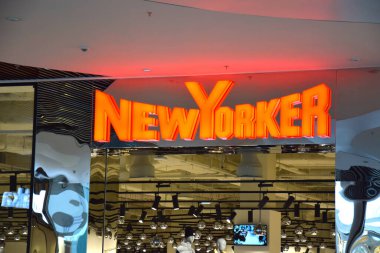 KHARKIV, UKRAINE - 6 Ekim 2021 Ukrayna 'daki New Yorker mağazası, bir mağazanın önünde logo işareti. Moda ve giysi mağazası zinciri, modern ve şık kıyafetler..