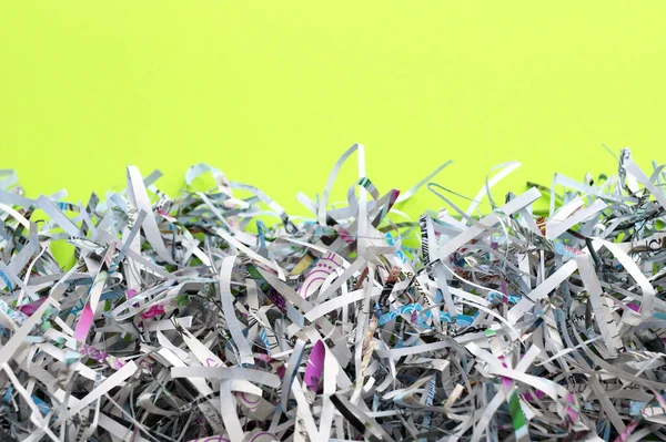 Açık Yeşil Arkaplan Üzerine Parçalanmış Kağıt Seçici Odak Resmi — Stok fotoğraf