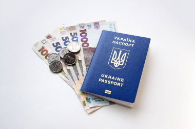 500 ve 1000 'lik banknotlar halinde yeni banknotlar. Ukrayna pasaportlu. Ukrayna parası. İş konsepti. Hryvnia ile arkaplan.