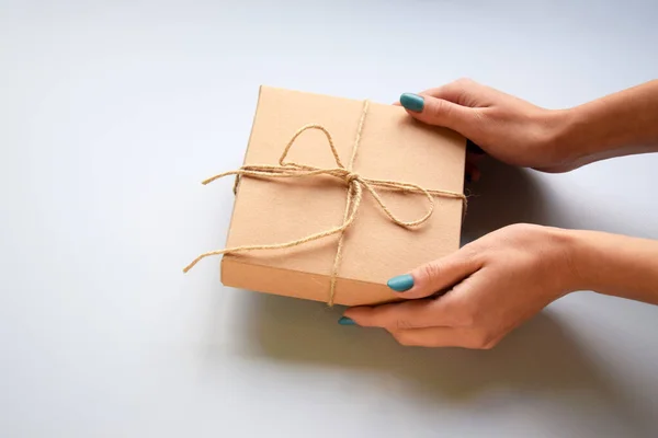 这个女孩拿出一个手工礼品盒 礼物和礼物的概念 — 图库照片