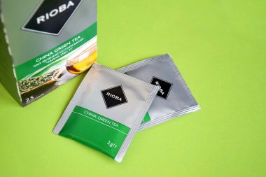 Kharkiv, Ukrayna - 5 Kasım 2021: bir sürü Rioba çay poşeti. Yeşil ve siyah çay..