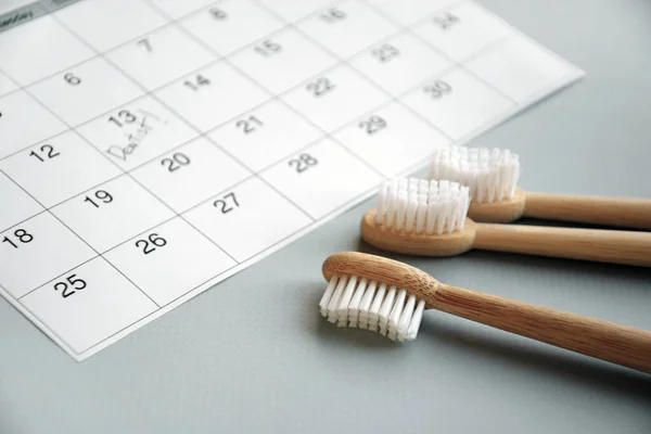 Light Gray Background Calendar Dentist Note Toothbrushes Dental Health Concept — Stock Photo, Image