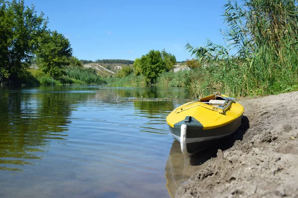 Sarı parlak kano, Ukrayna 'nın Kharkiv bölgesindeki Oskol nehrinin kıyısında yer alır..