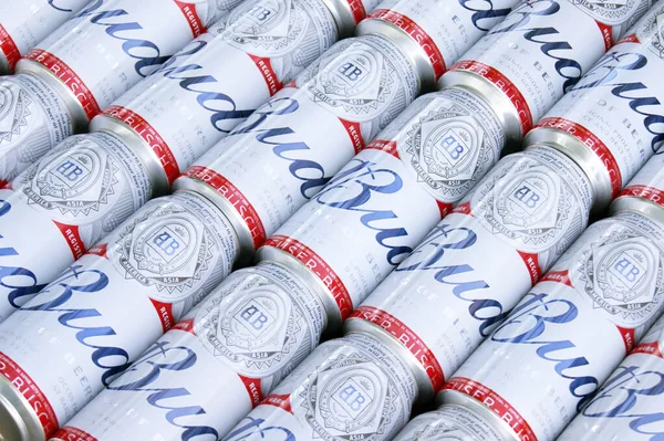 Kharkiv Ucrânia Agosto 2021 Muitas Latas Cerveja Budweiser Lager Alcohol — Fotografia de Stock