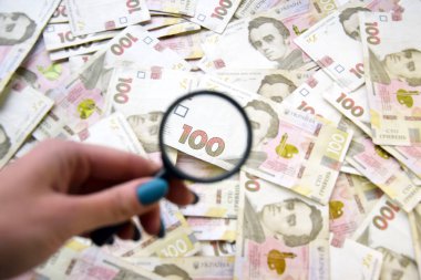 100 Hryvnia değerinde yeni banknotlar. Ukrayna parası. İş konsepti.