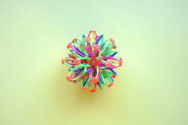 Hoberman küresi. Açık arkaplanda katlanan gökkuşağı renkleri. Çocuklar için eğitici bir oyuncak.