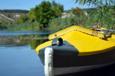 Sarı parlak kano, Ukrayna 'nın Kharkiv bölgesindeki Oskol nehrinin kıyısında yer alır..