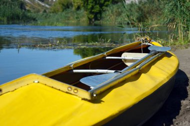 Sarı parlak kano, Ukrayna 'nın Kharkiv bölgesindeki Oskol nehrinin kıyısında yer alır..