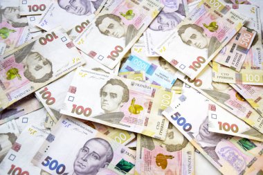 100, 500 ve 1000 Hryvnia değerindeki yeni banknotlar. Ukrayna parası. İş konsepti. Hryvnia ile arkaplan.