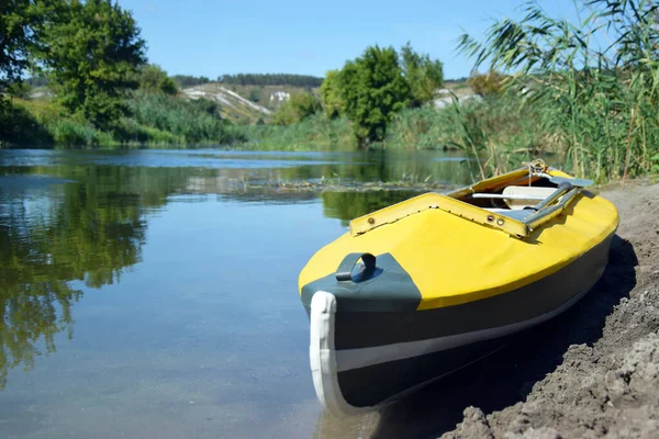 Κίτρινο Φωτεινό Καγιάκ Βρίσκεται Στην Όχθη Του Ποταμού Oskol Περιοχή — Φωτογραφία Αρχείου