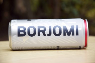 KHARKIV, UKRAINE - 23 Ekim 2021: Açık havada Gürcistan maden suyu konservesi. Borjomi Güney Georgia 'da üretilen en popüler maden suyudur..