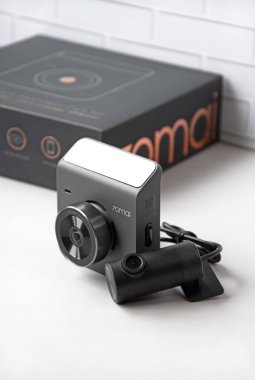 Kharkiv, Ukrayna - Bölüm 15, 2021: Seçici odak kamera dvr xiaomi 70mai. Araba gereçleri.