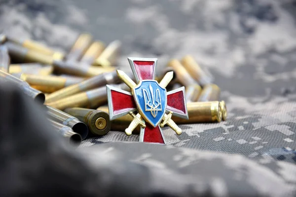 Знак Сухопутных Войск Украины Фоне Военного Камуфляжа Окруженного Снарядами Война — стоковое фото