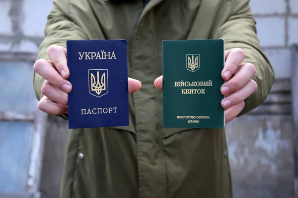Oekraïense Militaire Paspoort Handen Van Een Jongeman Oorlog Oekraïne Stop — Stockfoto